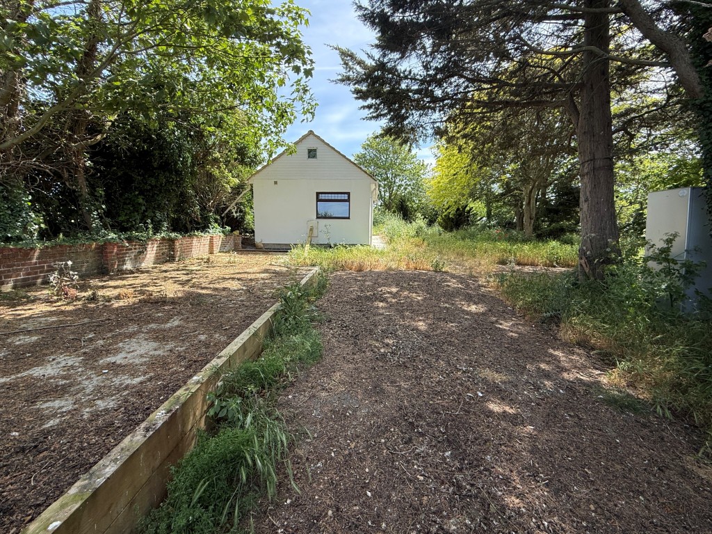 Lot: 163 - DETACHED DWELLING WITH PERMISSION FOR RESIDENTIAL USE AND EXTENSION IN DESIRABLE LOCATION - View from gated entrance